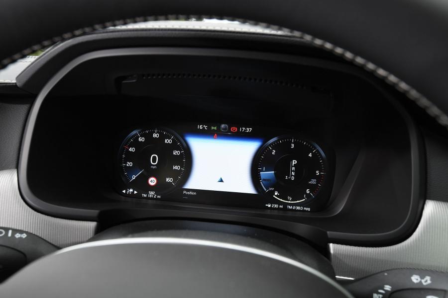 Панель приборов Volvo S90 D4 R-Design 2016 года  (UK) (фото 11 из 15)